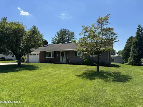 3 Kennedy Dr, Cookstown, NJ 08511