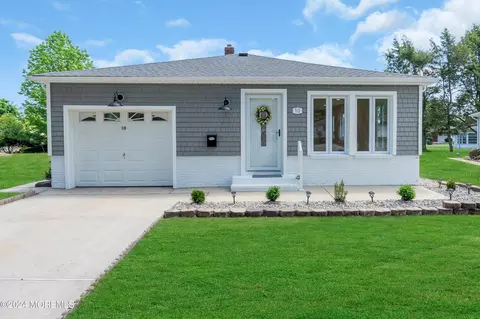 10 Roseau Ct, Toms River, NJ 08757