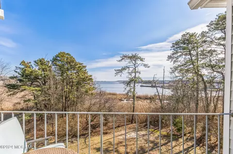 2220 Waters Edge Dr, Toms River, NJ 08753