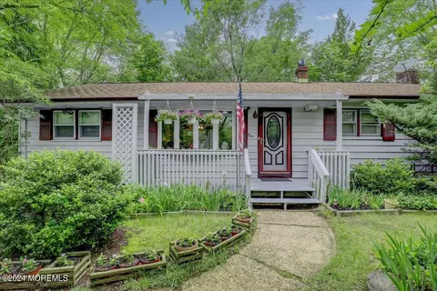 2 Aaron Ave, Howell, NJ 07731