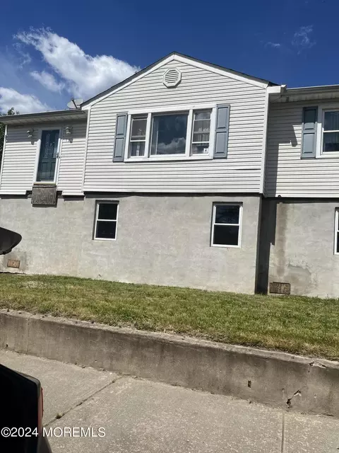 75 Center Ave, Keansburg, NJ 07734