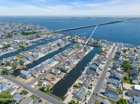 21 Venetian Ct, Toms River, NJ 08753