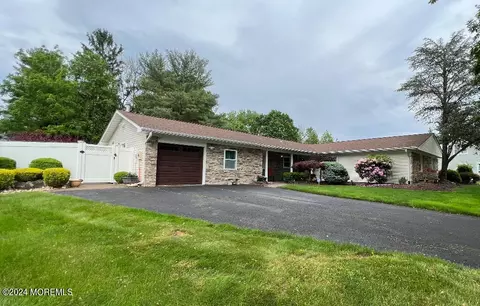 48 Knox Ln, Manalapan, NJ 07726