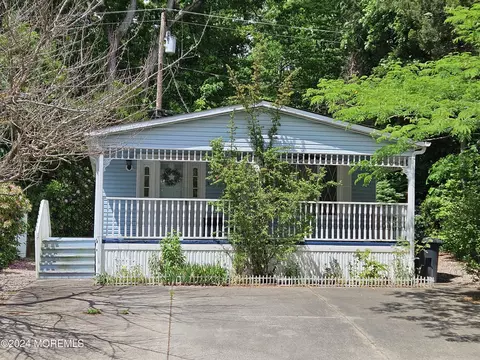 5 Roberts Park Rd, Toms River, NJ 08755