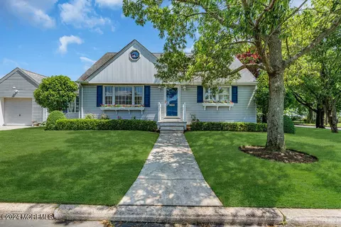 4 Cherry Pl, Manasquan, NJ 08736