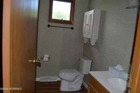 Bath - 436 Cheyenne Dr, Waretown, NJ 08758 photo 1 of 2