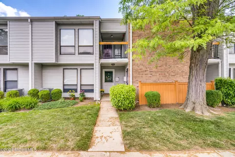 2 Lake Dr # E, East Windsor, NJ 08520