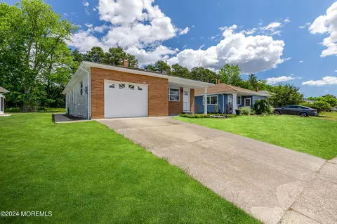 34 Biabou Dr, Toms River, NJ 08757