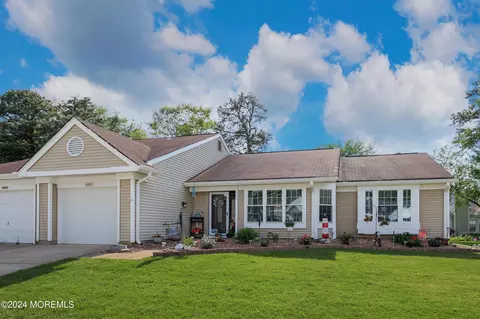 1001 Thornbury Ln # B, Manchester, NJ 08759