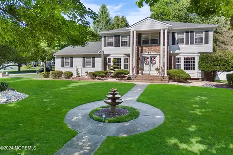 20 Mohawk Ln, Manalapan, NJ 07726