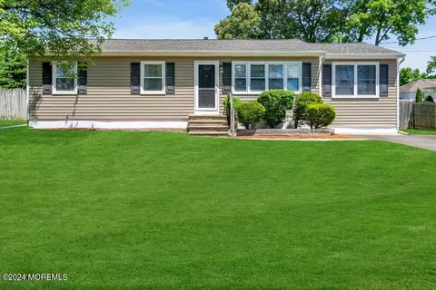 942 Raleigh Dr, Toms River, NJ 08753
