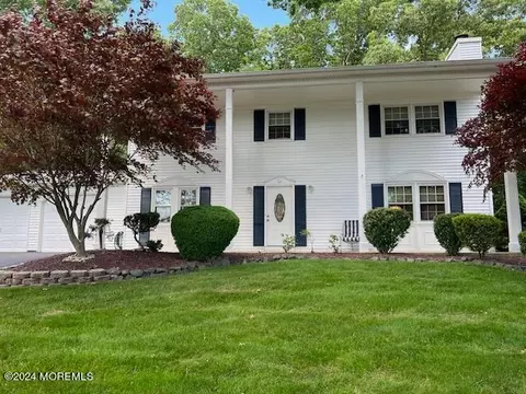 5 Algonquin Dr, Marlboro, NJ 07746