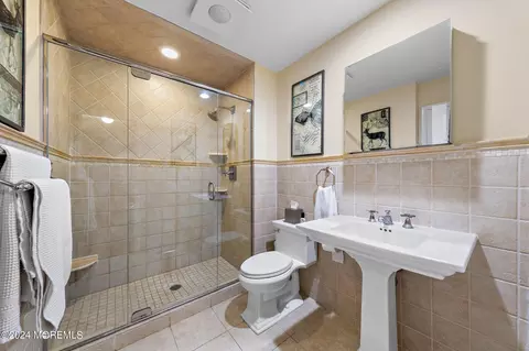 Bath - 2 Hickory Ct #B, Brielle, NJ 08730 photo 4 of 6