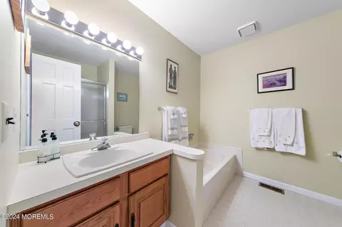 Bath - 2 Hickory Ct #B, Brielle, NJ 08730 photo 2 of 6