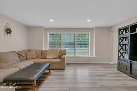 Living - 40 Pine Cone Ct, Tabernacle, NJ 08088 photo 3 of 3