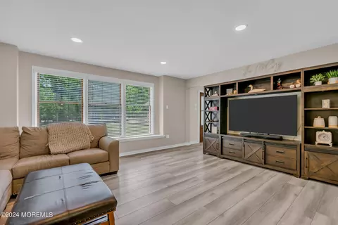 Living - 40 Pine Cone Ct, Tabernacle, NJ 08088 photo 2 of 3