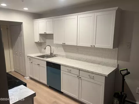 16 Pine Cluster Cir #E, Manalapan, NJ 07726