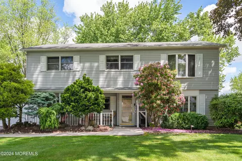 31 Stratford Dr, Manalapan, NJ 07726