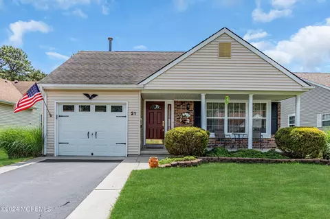 21 Prado Ct, Toms River, NJ 08757