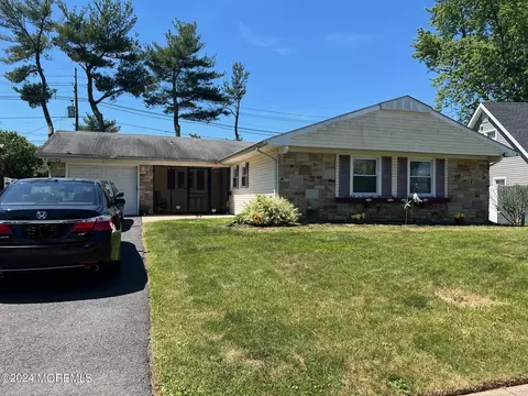 8 Holiday Ln, Willingboro, NJ 08046