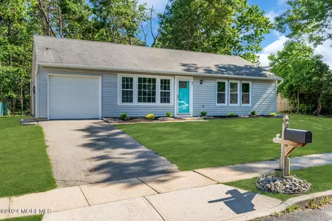 82 Bowline St, Barnegat, NJ 08005