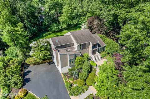 147 Willow Grove Dr, Lincroft, NJ 07738