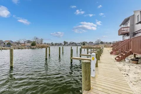 2 Sea Point Dr, Point Pleasant, NJ 08742