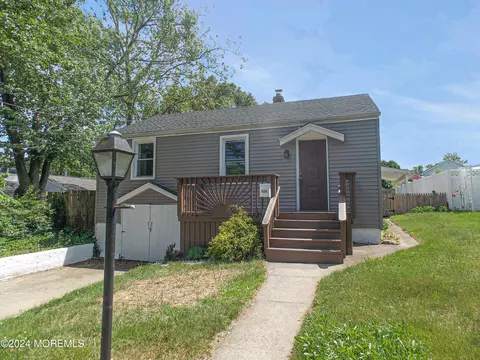 278 Oceanview Ave, Belford, NJ 07718