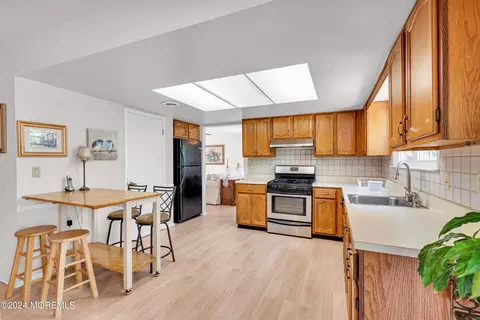 Kitchen - 39 Canterbury Dr, Forked River, NJ 08731 photo 3 of 6
