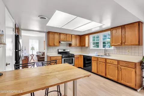 Kitchen - 39 Canterbury Dr, Forked River, NJ 08731 photo 5 of 6