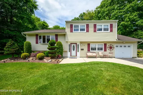 11 Old Queens Blvd, Manalapan, NJ 07726