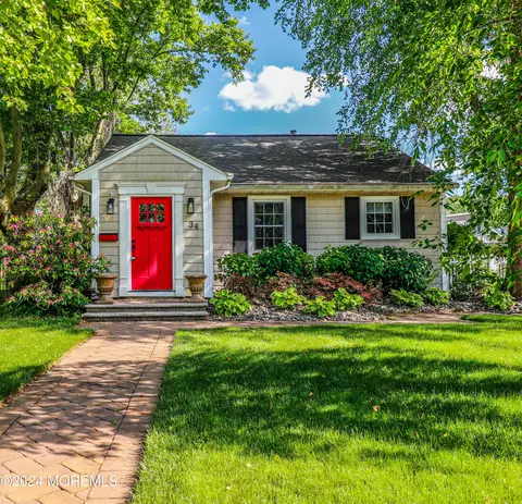 34 Walling Ter, Keyport, NJ 07735