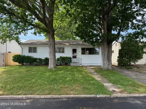 1423 Thomas St, Point Pleasant, NJ 08742