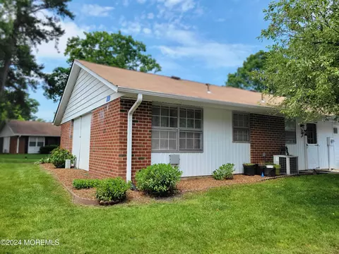 856 Thornhill Ct #B, Lakewood, NJ 08701