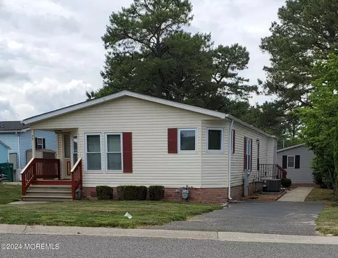 34 Pine Ridge Blvd, Whiting, NJ 08759