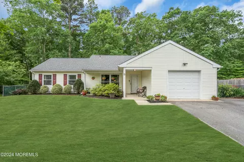 15 Aspen Cir, Barnegat, NJ 08005