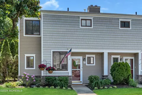27 Elizabeth Ct, Tinton Falls, NJ 07724