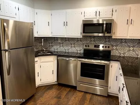 128 Amberly Dr #G, Manalapan, NJ 07726
