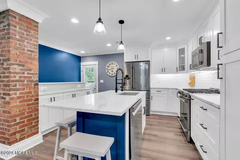 154 Brookside Dr, Belford, NJ 07718