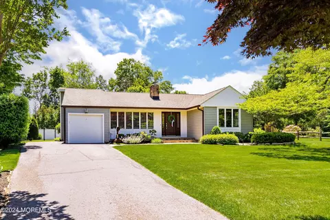 70 Queen Ann Dr, Shrewsbury, NJ 07702