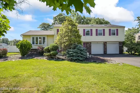 5 Little John Rd, Manalapan, NJ 07726