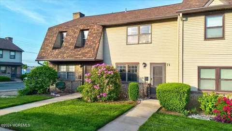 71 Village Green Ct, Hazlet, NJ 07730