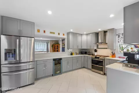 Kitchen - 4 Marybeth Ln, Jackson, NJ 08527 photo 4 of 5