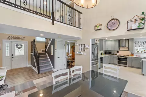 Entry Way - 4 Marybeth Ln, Jackson, NJ 08527 photo 4 of 5
