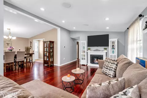 32 Brookview Ln, Manalapan, NJ 07726