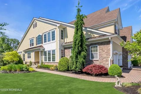 2 Aspen Ln, Tinton Falls, NJ 07724