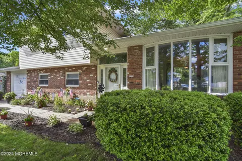 46 Oak Ter, Howell, NJ 07731