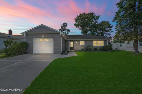 3 Ashcroft Ln, Toms River, NJ 08757
