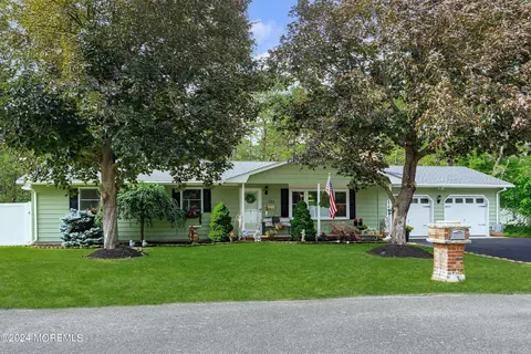 725 Montgomery Ave, Toms River, NJ 08757