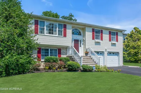 32 Columbia Dr, Tinton Falls, NJ 07724